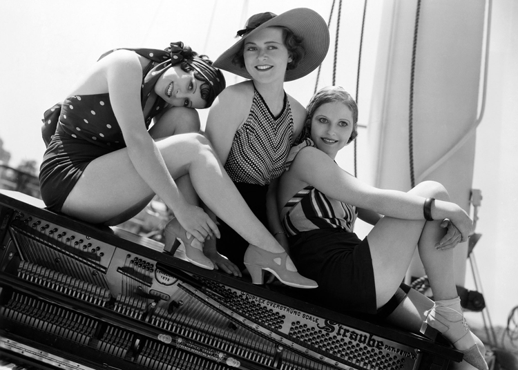 Women on a piano Women on a piano