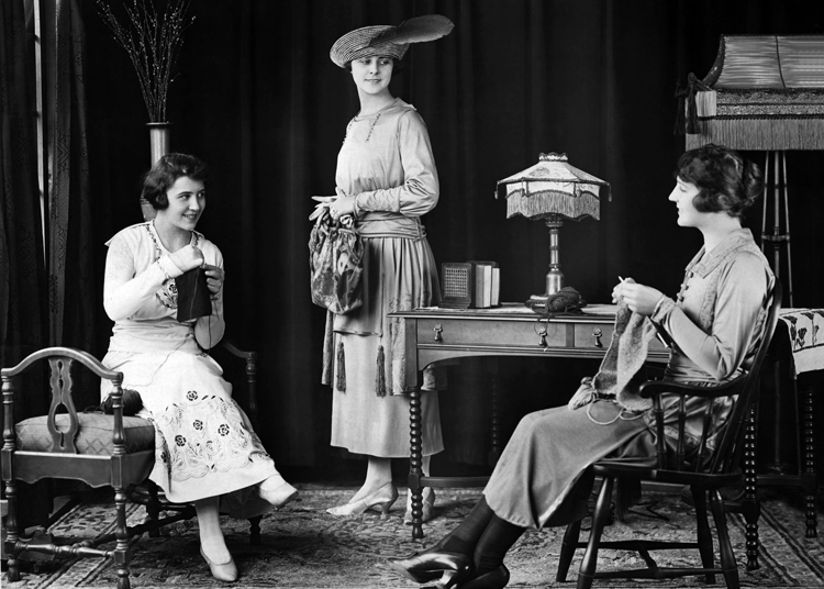 Women knitting Women knitting