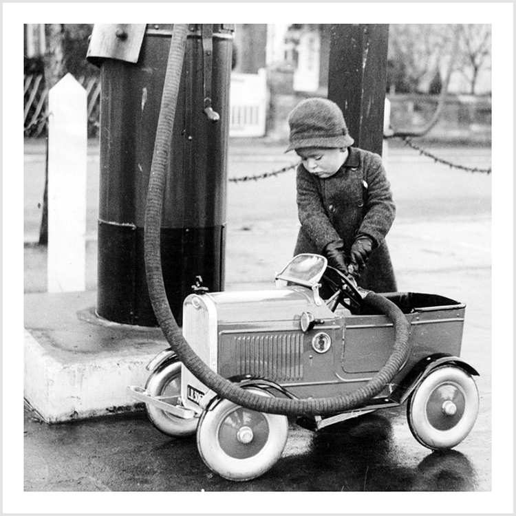 Filling up petrol tank (square) Filling up petrol tank (square)